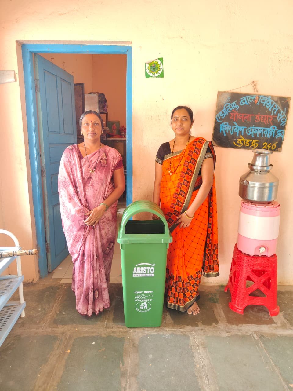 कचरा कुंडी वाटप